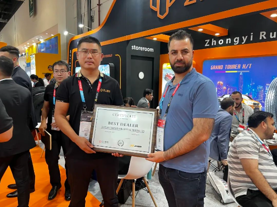 中一橡膠攜旗下半鋼和全鋼子午線輪胎多款暢銷產(chǎn)品亮相。其中，速達(dá)來(lái)品牌(CENTARA)是公司在中東地區(qū)重點(diǎn)推廣的品牌之一，以其規(guī)格覆蓋全、產(chǎn)品性能優(yōu)異而廣受客戶好評(píng)。