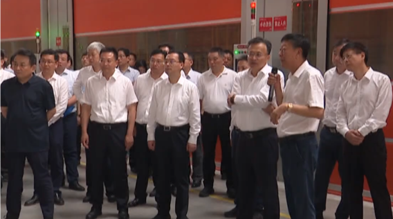 胡廣杰副省長(zhǎng)在參觀現(xiàn)場(chǎng)表示，對(duì)三元公司近年來在數(shù)字化和智能化方面取得的成就表示高度贊賞。他鼓勵(lì)企業(yè)繼續(xù)大力創(chuàng)新，持續(xù)深化改革，保持強(qiáng)勁的活力，力爭(zhēng)成為江蘇省數(shù)字經(jīng)濟(jì)的典范企業(yè)。