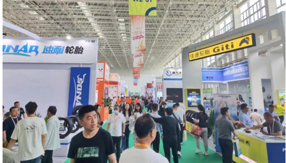 展會(huì)的舉辦對(duì)于外貿(mào)增長(zhǎng)功不可沒(méi)。近期，廣饒縣舉辦了第十三屆中國(guó)(廣饒)國(guó)際橡膠輪胎暨汽車(chē)配件展覽會(huì)，吸引了來(lái)自德國(guó)、美國(guó)等26個(gè)國(guó)家和地區(qū)的80家海外企業(yè)參展，800余名國(guó)際專(zhuān)業(yè)采購(gòu)商也前來(lái)參觀和洽談。展會(huì)期間，舉辦了2023山東輪胎品牌海外推廣行動(dòng)，實(shí)現(xiàn)了中外企業(yè)之間的330余場(chǎng)一對(duì)一對(duì)接，達(dá)成了23億元的合作意向。