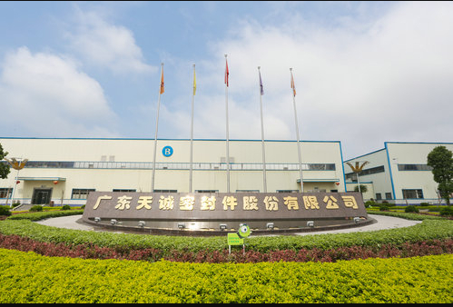 廣東天誠密封件股份有限公司，一家專注于生產(chǎn)汽車系列油封及橡膠密封件的企業(yè)，正在積極迎接新能源汽車時代的挑戰(zhàn)，并展現(xiàn)出強大的創(chuàng)新潛力。作為工信部認(rèn)定的專精特新“小巨人”企業(yè)之一，廣東天誠在近年來不僅致力于科技創(chuàng)新和產(chǎn)品研發(fā)，還成功搶占了市場“風(fēng)口”，成為多項國內(nèi)行業(yè)標(biāo)準(zhǔn)的制定者。