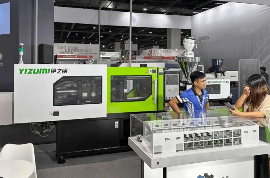 據(jù)了解，伊之密的展位(展位號R01)吸引了來自日用品、醫(yī)療、包裝等行業(yè)的百余名客戶。伊之密的技術團隊為這些商客提供了詳盡的產品介紹，并深入探討了注塑機的廣泛應用、操作技巧和保養(yǎng)維護等方面的問題。