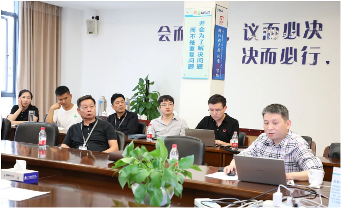 會議指出，必須繼續(xù)在基礎(chǔ)市場工作方面下功夫，維護客戶關(guān)系，積極參與市場，了解客戶需求，以卓越的服務(wù)推動銷售。同時，也強調(diào)了需要不斷構(gòu)建適應(yīng)自身特點的創(chuàng)新技術(shù)體系，增加核心工藝的研發(fā)力度，為客戶提供智能高效的三力士產(chǎn)品解決方案。