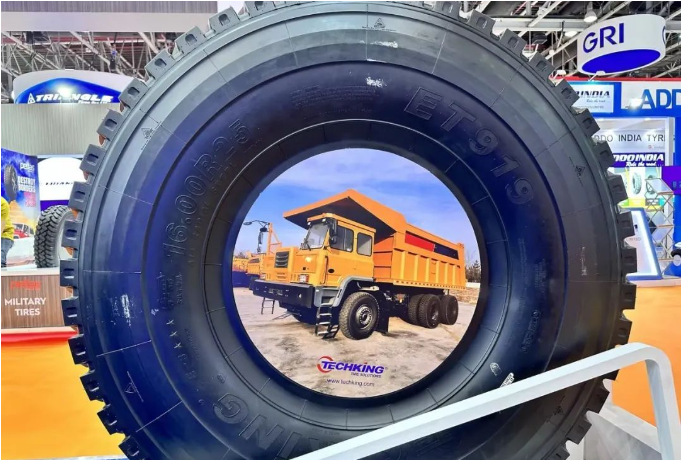 值得了解的是，展出的ETCRANE輪胎是一款強(qiáng)化型產(chǎn)品，采用全新的強(qiáng)化設(shè)計(jì)方案，可顯著提升輪胎的溫控能力、極限承載能力和安全倍數(shù)。而面向高熱場景的寬體車專用輪胎ET919則憑借其獨(dú)特的散熱和花紋設(shè)計(jì)，有效提高了輪胎的性能表現(xiàn)。此外，TKAM III XL、ETFN U和AM4S M688等三款產(chǎn)品也在中東地區(qū)表現(xiàn)出色，成功經(jīng)受住了當(dāng)?shù)毓r的嚴(yán)酷考驗(yàn)。