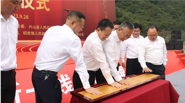 湖北以恒高新材料有限公司將積極追求數(shù)字化和智能化車間的建設(shè)，實(shí)現(xiàn)生產(chǎn)方式的現(xiàn)代化升級。數(shù)字化車間將能夠?qū)崟r監(jiān)控生產(chǎn)數(shù)據(jù)，進(jìn)行精準(zhǔn)分析和生產(chǎn)參數(shù)的優(yōu)化，從而提高生產(chǎn)效率和經(jīng)營效益。智能化車間則將實(shí)現(xiàn)自動化生產(chǎn)流程，以提高產(chǎn)品質(zhì)量。通過數(shù)字化和智能化車間的建設(shè)，以恒將跟隨時代的步伐，邁向更高效、更具競爭優(yōu)勢的生產(chǎn)模式，為公司創(chuàng)造更豐厚的收益。