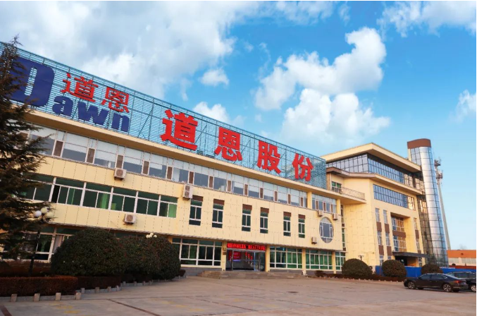 山東道恩高分子材料股份有限公司在最近舉行的業(yè)績說明會上表示，公司色母粒現(xiàn)有產(chǎn)能2.7萬噸，2023年上半年色母粒業(yè)務(wù)板塊實現(xiàn)營業(yè)收入7501.85萬元，主要客戶包括海爾和海信等知名企業(yè)。