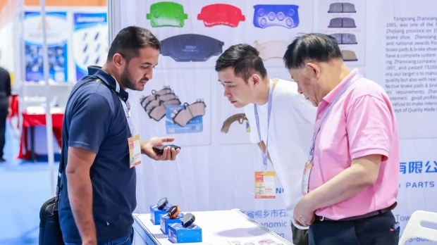 此外，本屆AAG得到了多家知名央企品牌的積極支持，其中，“中國(guó)長(zhǎng)安汽車集團(tuán)股份有限公司展團(tuán)”在2號(hào)館展示了最新的售后市場(chǎng)技術(shù)成果，成都華川電裝有限責(zé)任公司展示了全新的汽車用發(fā)電機(jī)、起動(dòng)機(jī)、雨刮電機(jī)等設(shè)備，四川寧江山川機(jī)械有限責(zé)任公司則展示了汽車減震器、汽車減震器支柱等產(chǎn)品。