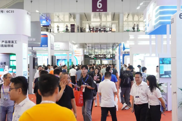 這次的展覽規(guī)模前所未見，占據(jù)超過16萬(wàn)平方米，預(yù)計(jì)將吸引約12萬(wàn)名優(yōu)質(zhì)行業(yè)買家前來(lái)洽談合作。在5G和新能源領(lǐng)域的快速發(fā)展背景下，新能源材料、鋰電膜、膚感膜、5G新材料、光學(xué)膜等高技術(shù)產(chǎn)品備受市場(chǎng)矚目，成為薄膜成型設(shè)備制造商和專業(yè)買家關(guān)注的重要領(lǐng)域。
