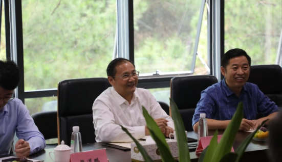 聽取相關(guān)介紹后，金書記對建新的熱情接待表示衷心感謝，并對企業(yè)高速發(fā)展和取得的成就表示肯定。他表示五河縣具有良好的發(fā)展政策、產(chǎn)業(yè)一體化布局和交通便利等優(yōu)勢，熱烈歡迎建新趙氏科技有限公司到五河縣進(jìn)行實地考察和交流。他希望未來雙方能夠進(jìn)一步深化溝通與交流，共同推動當(dāng)?shù)仄嚵悴考袠I(yè)的高質(zhì)量發(fā)展，激發(fā)產(chǎn)業(yè)發(fā)展的后勁，開創(chuàng)更多共贏的機(jī)遇。