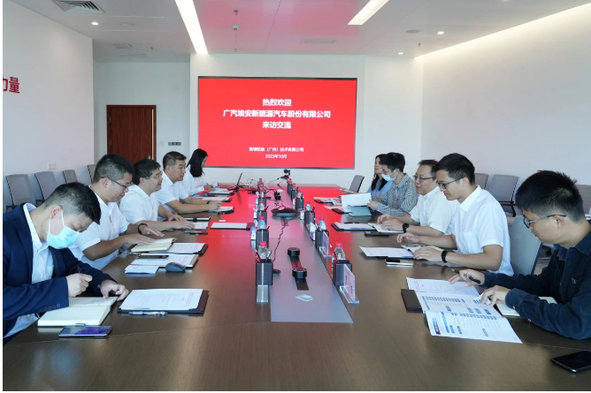 在座談會上，雙方就新能源汽車輪胎的配方材料、工業(yè)軟件、制造工藝以及性能標(biāo)準(zhǔn)等技術(shù)問題展開深入探討。  除了座談會，鄭純麒一行還參觀了黃埔材料院的科技展館，詳細(xì)了解了該院的歷史發(fā)展、發(fā)展理念以及建設(shè)成果等內(nèi)容。