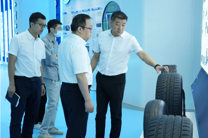 廣汽埃安新能源汽車股份有限公司副總經(jīng)理鄭純麒率領(lǐng)一支高層代表團(tuán)于10月12日上午前往黃埔輪胎進(jìn)行實地考察。黃埔輪胎總經(jīng)理王林龍親自接待了這次考察團(tuán)隊。