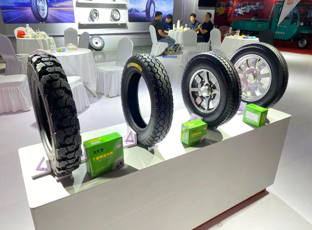 正通輪胎一直以高端輪胎形象和卓越技術(shù)實力在電動車領(lǐng)域獨樹一幟。以品質(zhì)為核心，以持續(xù)創(chuàng)新為驅(qū)動力，公司推出了多款電動車專用輪胎，成為國內(nèi)高端知名電動車企業(yè)主力車型的標配，同時也在終端電動車銷售維修市場取得了令人矚目的銷量。