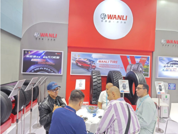 此次廣交會(huì)上，萬力輪胎展示了旗下的四大輪胎品牌，包括WANLI、SUNNY、APTANY和MILEVER，并推出了多款熱銷產(chǎn)品，如SU115、SU009和RU306EV等。其中，高性能運(yùn)動(dòng)型豪華SUV輪胎RU306EV和全新AT旗艦產(chǎn)品SU009備受觀眾矚目。