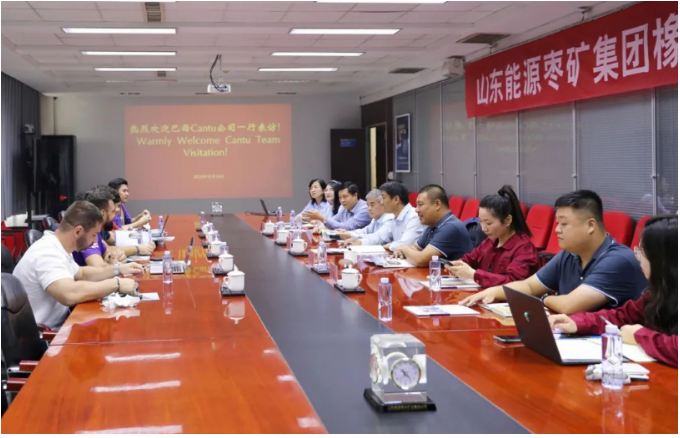 接下來，雙方就深化合作的相關(guān)事宜進(jìn)行了深入交流與討論。  宋二華表示，豐源輪胎公司將盡最大努力為Cantu公司提供更高品質(zhì)的產(chǎn)品和更優(yōu)質(zhì)的服務(wù)。他希望這次交流成為雙方進(jìn)一步加強(qiáng)合作與發(fā)展的契機(jī)，實(shí)現(xiàn)互利共贏。