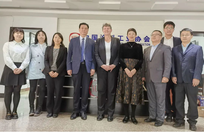 So<i></i>nja Schulte女士表示，她完全贊同劉普軍會(huì)長(zhǎng)的看法，并表示文森公司對(duì)中國(guó)涂料行業(yè)懷有深厚的感情，希望與中國(guó)合作伙伴進(jìn)一步深化合作，開展更多涉及中國(guó)涂料行業(yè)的業(yè)務(wù)。