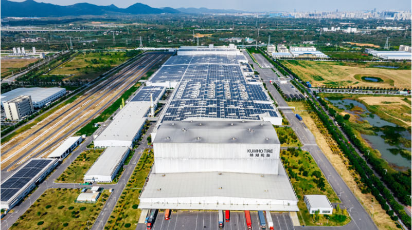 為響應(yīng)環(huán)保政策，錦湖輪胎南京工廠從2023年7月起，通過光伏發(fā)電來部分供應(yīng)工廠所需的電力。光伏板安裝在工廠可用屋頂面積上，每年預(yù)計可產(chǎn)生16,150MWh的電力，相當(dāng)于工廠所需電量的20%以上，可以每年節(jié)省超過330萬元的電力成本。尤其太陽能發(fā)電在夏季用電高峰期發(fā)電量最大，有助于緩解當(dāng)?shù)赜秒娎щy。錦湖輪胎南京工廠一直以綠色可持續(xù)發(fā)展為核心，積極推進智慧工廠的建設(shè)，光伏發(fā)電的開啟進一步強化了其環(huán)保智能化工廠的形象，積極響應(yīng)環(huán)保綠色能源政策。