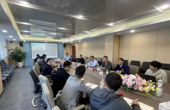 黑貓股份黨委副書記兼董事長魏明出席了青島黑貓研究院新產(chǎn)品推廣協(xié)調(diào)會。會議還邀請了黑貓股份副總經(jīng)理?xiàng)盍?、黑貓股份炭黑事業(yè)部負(fù)責(zé)人戚倫輝、青島黑貓負(fù)責(zé)人王宏，以及黑貓股份旗下各基地相關(guān)部門負(fù)責(zé)人出席。