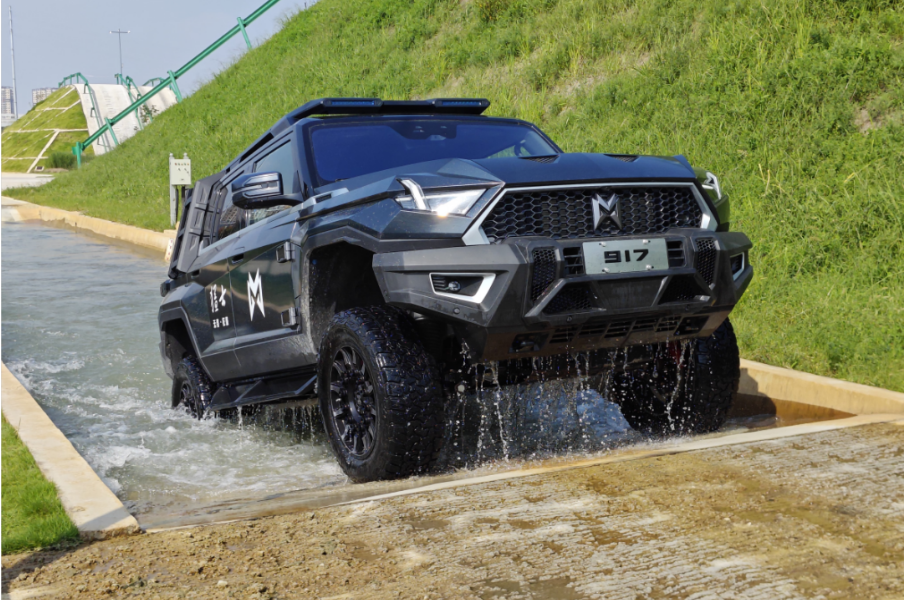據(jù)悉，猛士917搭載智能越野架構(gòu)M TECH以及三大核心技術(shù)集群，為其提供了無(wú)與倫比的全地形征服能力。不論是攀爬陡坡還是降坡行駛，猛士917都表現(xiàn)得游刃有余。其強(qiáng)勁的動(dòng)力輸出幾乎是立竿見(jiàn)影的，無(wú)需緩沖即可應(yīng)對(duì)多種路況，彰顯卓越的抓地力和牽引能力。此外，智能陡坡緩降系統(tǒng)對(duì)四個(gè)車輪施加制動(dòng)力，以限制車輛在陡坡下行時(shí)的速度，確保了越野駕駛的安全性。