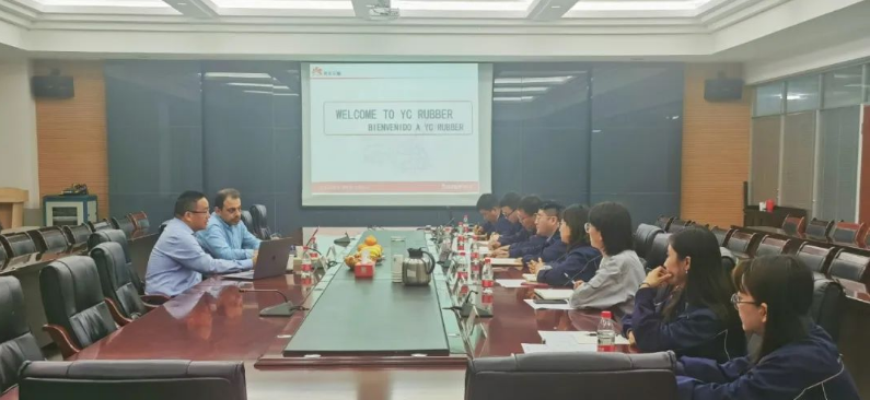 南美地區(qū)的商務(wù)代表蒞臨延長(zhǎng)橡膠公司進(jìn)行考察與交流。延長(zhǎng)橡膠總經(jīng)理張航偉、海外銷(xiāo)售部經(jīng)理李丹等相關(guān)人員，接待來(lái)訪(fǎng)人員。