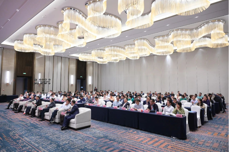 本次會(huì)議特別開辟了生物基材料板塊，在會(huì)議上共有5個(gè)生物基材料報(bào)告，分別是《生物基稻殼灰工藝白炭黑》、《生物基新型防老劑在TBR中的應(yīng)用》、《生物基橡膠防老劑推動(dòng)綠色橡膠助劑新發(fā)展》、《生物基聚氨酯多元醇的開發(fā)和應(yīng)用推廣》、《生物基增塑劑填充可降解聚酯橡膠材料研究》，“雙碳”背景下，如何減碳降排，生物基材料的報(bào)告給行業(yè)帶來了很大的影響。