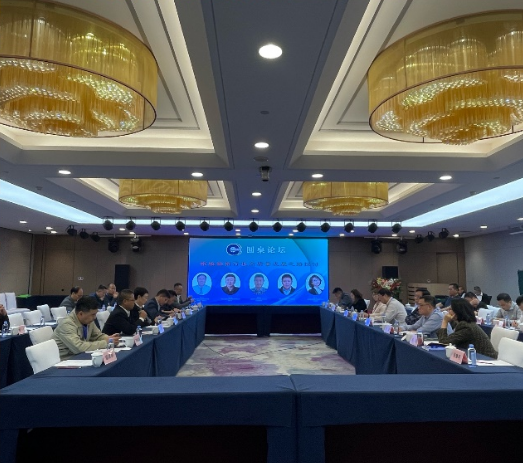 會(huì)議結(jié)束后，與會(huì)代表前往鄭州萬通汽車輪胎股份有限公司進(jìn)行了實(shí)地參觀考察，深入了解了該公司在輪胎翻新領(lǐng)域的最新技術(shù)和生產(chǎn)設(shè)施。