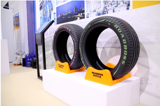 峰會吸引了來自36個國家和地區(qū)的800余位嘉賓，他們齊聚一堂，圍繞“跨國公司與中國”主題進行深入交流。在層層選拔之后，華盛橡膠成功脫穎而出，展示了ROADBOSS和HABILEAD兩款電動車輪胎。雖然這兩款輪胎在胎面花紋上看似相似，但其功能性卻存在明顯差異，其中一款還特別設(shè)計了靜音棉，被認為是新一代的靜音輪胎。華盛的產(chǎn)品設(shè)計和研發(fā)技術(shù)積極迎合了全球新能源汽車產(chǎn)業(yè)的發(fā)展趨勢，因此在未來，有望成為新能源汽車主機配套和替換市場的重要品牌。