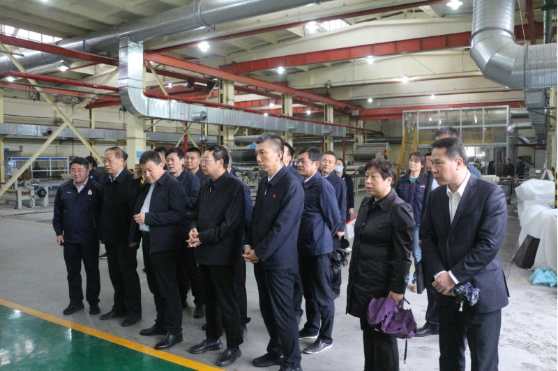 全國政協(xié)常委、陜西省政協(xié)副主席范九倫一行于10月18日前往陜西延長石油西北橡膠有限公司，就“強化關(guān)中地區(qū)大氣污染治理”進行了深入的民主監(jiān)督調(diào)研。咸陽市政協(xié)黨組書記、主席李曉靜也同行參與了此次調(diào)研。延長石油集團副總經(jīng)理李軍、西橡公司總經(jīng)理兼黨委副書記張航偉，以及副總經(jīng)理寧博等公司高層也積極參與了此次調(diào)研活動。