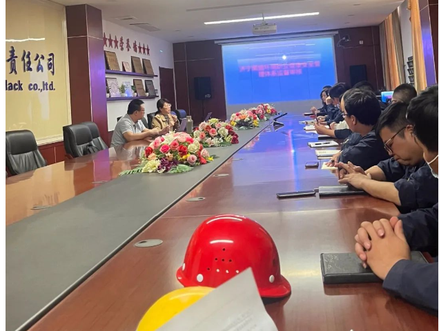 濟(jì)寧黑貓?zhí)亢谟邢挢?zé)任公司于10月16日至10月19日進(jìn)行了環(huán)境職業(yè)健康安全管理體系年度監(jiān)督審核。此次審核是由華中國際認(rèn)證機(jī)構(gòu)派遣兩名資深審核專家組成的審核團(tuán)隊進(jìn)行的，他們通過文件審查和實地考察，全面審查了公司管理體系的運行情況。