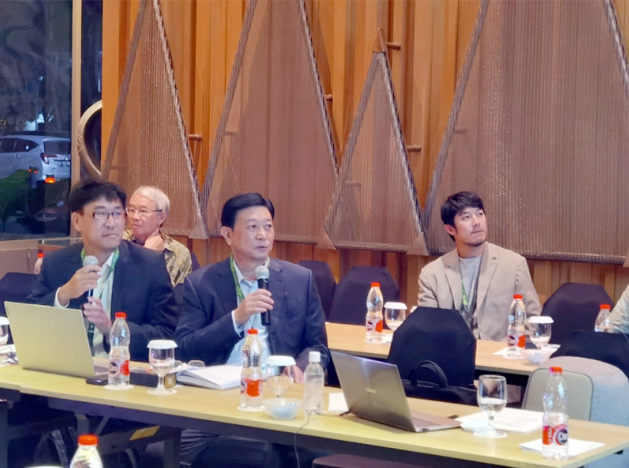 當(dāng)天下午，劉普軍一行再次聚集在世界涂料理事會(WCC)亞洲區(qū)域線上報告會，劉普軍繼續(xù)關(guān)注中國涂料行業(yè)的發(fā)展，為與會代表呈現(xiàn)了發(fā)展報告。