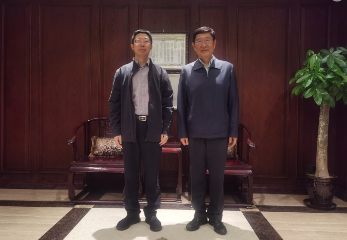 中國(guó)物流與采購(gòu)聯(lián)合會(huì)副會(huì)長(zhǎng)蔡進(jìn)于2023年10月23日訪問(wèn)了雙錢(qián)輪胎集團(tuán)有限公司。在訪問(wèn)期間，雙錢(qián)輪胎集團(tuán)有限公司的黨委書(shū)記兼董事長(zhǎng)章萬(wàn)友熱情接待了蔡進(jìn)一行，展開(kāi)了深入的交流。中國(guó)物流與采購(gòu)聯(lián)合會(huì)會(huì)長(zhǎng)助理馬增榮陪同。