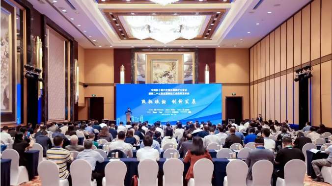 會議的另一個主題之一是“數(shù)據(jù)賦能”，各發(fā)言人和嘉賓都帶來了最新的統(tǒng)計數(shù)據(jù)信息，分析了不同行業(yè)的經(jīng)濟運行情況以及未來的發(fā)展趨勢。