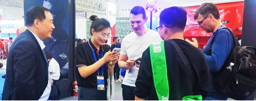 據(jù)悉，玲瓏輪胎在展會(huì)上展示了其全系列農(nóng)業(yè)子午胎和農(nóng)業(yè)斜交胎產(chǎn)品，產(chǎn)品廣泛應(yīng)用于拖拉機(jī)輪胎、聯(lián)合收割機(jī)輪胎、拖車輪胎、打捆機(jī)輪胎等現(xiàn)代農(nóng)業(yè)領(lǐng)域。其豐富的產(chǎn)品系列和卓越的性能吸引了眾多參展者的目光。這些產(chǎn)品以高牽引力、高穩(wěn)定性和高舒適性而聞名，得到了眾多農(nóng)機(jī)裝備制造商、經(jīng)銷商以及終端用戶的高度認(rèn)可。