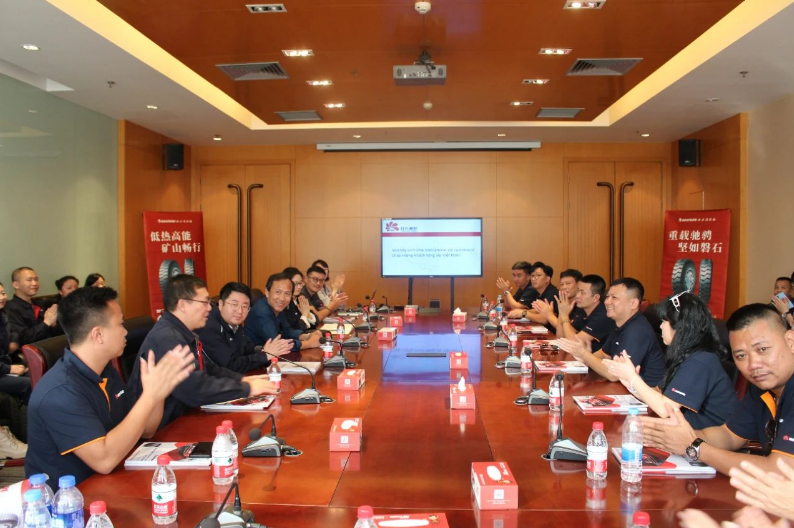 延長(zhǎng)橡膠公司總經(jīng)理助理王國(guó)強(qiáng)、海外銷售部經(jīng)理李丹以及西橡公司總經(jīng)理張航偉熱情地接待了遠(yuǎn)道而來(lái)的海外客戶。隨后，他們與技術(shù)和業(yè)務(wù)團(tuán)隊(duì)一同參加了與海外代表團(tuán)的座談會(huì)。張航偉向客戶介紹了公司的發(fā)展規(guī)劃，強(qiáng)調(diào)公司將以市場(chǎng)和客戶為中心，持續(xù)提升產(chǎn)品和服務(wù)質(zhì)量，優(yōu)化運(yùn)輸結(jié)構(gòu)，降低成本，改善客戶體驗(yàn)，以建立持續(xù)穩(wěn)定的合作關(guān)系。