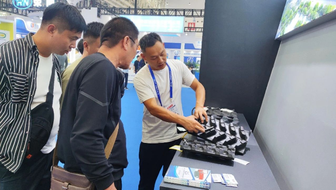 據(jù)悉，金利隆在橡膠履帶領(lǐng)域深耕已逾二十年，積累了豐富的經(jīng)驗(yàn)。他們建立了一整套完善的業(yè)務(wù)體系，包括橡膠配方研發(fā)、產(chǎn)品結(jié)構(gòu)設(shè)計(jì)、模具制造、組件加工以及柔性化生產(chǎn)。