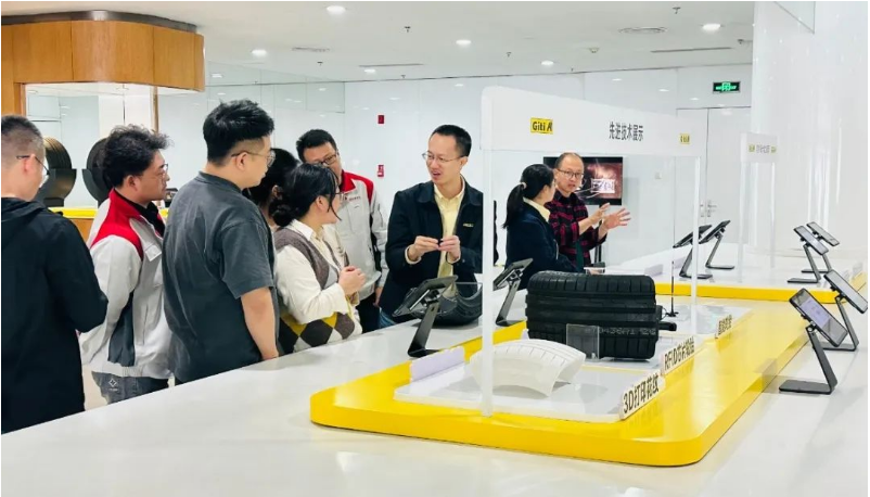 佳通輪胎在長(zhǎng)城汽車的哈弗技術(shù)中心二樓展廳舉辦“佳通日”技術(shù)展會(huì)，旨在構(gòu)建更緊密的合作關(guān)系，提升服務(wù)質(zhì)量，并夯實(shí)雙方在未來(lái)市場(chǎng)的技術(shù)規(guī)劃和產(chǎn)品布局。這一活動(dòng)為雙方提供了深入交流的機(jī)會(huì)，共同探討未來(lái)高質(zhì)量發(fā)展的途徑。