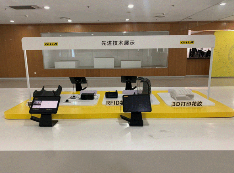 佳通輪胎在長(zhǎng)城汽車的哈弗技術(shù)中心二樓展廳舉辦“佳通日”技術(shù)展會(huì)，旨在構(gòu)建更緊密的合作關(guān)系，提升服務(wù)質(zhì)量，并夯實(shí)雙方在未來(lái)市場(chǎng)的技術(shù)規(guī)劃和產(chǎn)品布局。這一活動(dòng)為雙方提供了深入交流的機(jī)會(huì)，共同探討未來(lái)高質(zhì)量發(fā)展的途徑。