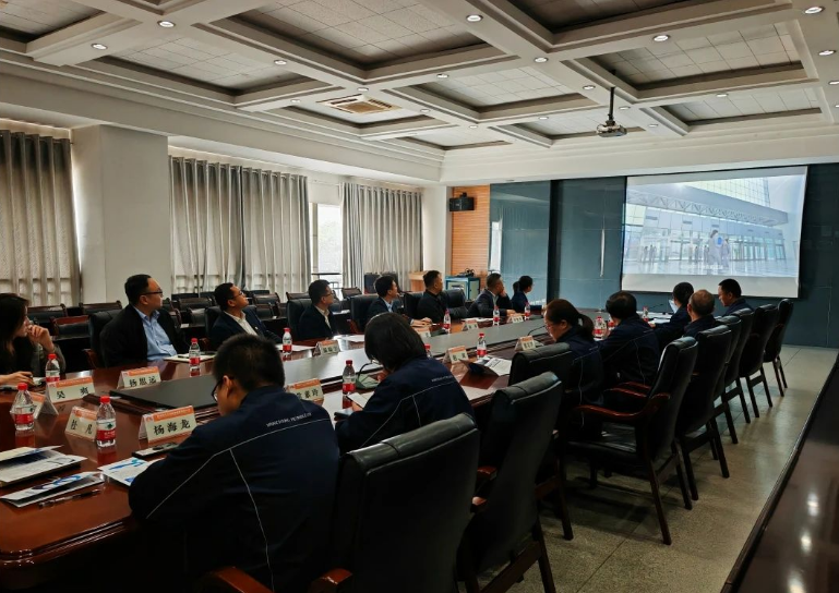 西咸人才集團(tuán)政策服務(wù)部部長(zhǎng)趙楠、魔繭科技有限公司副總經(jīng)理王民、科技服務(wù)部部長(zhǎng)溫陸宇等一行蒞臨延長(zhǎng)橡膠公司，就技術(shù)合作事宜進(jìn)行了座談交流。參與座談的還有延長(zhǎng)橡膠公司的技術(shù)專(zhuān)家董毛華和研發(fā)中心的相關(guān)人員。