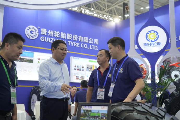 在本次展會上，貴州輪胎作為農(nóng)業(yè)子午線輪胎和農(nóng)業(yè)機械系列輪胎產(chǎn)品齊全的制造商之一，應(yīng)邀參展。展會吸引了中國一拖、約翰迪爾、中聯(lián)重科、濰柴雷沃、常州東風(fēng)農(nóng)機、缽施然等主機廠商前來交流，以及吸引了潛在的農(nóng)機輪胎經(jīng)銷商和專業(yè)觀眾，展會氛圍非常熱烈。