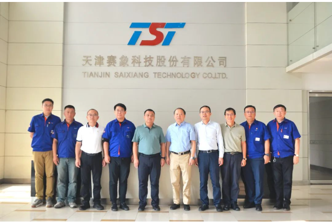 萬力輪胎股份有限公司的黨委書記兼總經(jīng)理曹限東率領(lǐng)代表團(tuán)前往賽象集團(tuán)進(jìn)行了交流訪問。