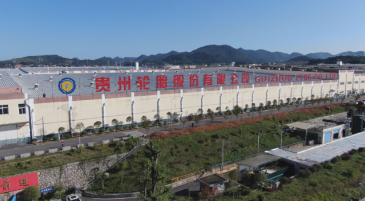 貴州輪胎股份有限公司對(duì)“年產(chǎn)130萬條實(shí)心輪胎智能制造項(xiàng)目”進(jìn)行了公示。這一項(xiàng)目為改擴(kuò)建項(xiàng)目，建設(shè)地點(diǎn)位于貴州輪胎扎佐工廠內(nèi)。該項(xiàng)目總投資5.09億元，建設(shè)工期約為24個(gè)月。