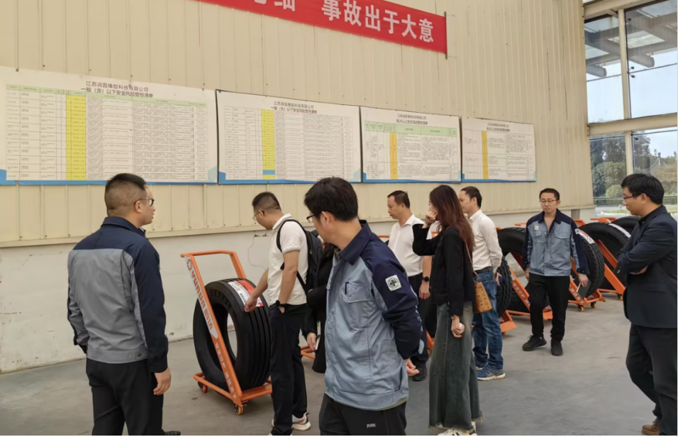 雙方希望在未來(lái)在技術(shù)研發(fā)創(chuàng)新方面加強(qiáng)信息交流，攜手在輪胎產(chǎn)業(yè)鏈賽道上搶占制高點(diǎn)。