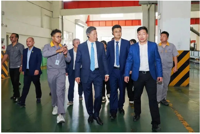 座談會上，孫占托表示，中柬兩國傳統(tǒng)友誼堅如磐石，成為新型國際關系的典范。今年，中柬兩國以2023年中柬建交65周年和“中柬友好年”為契機，共同構建高質量、高水平、高標準的新時代中柬命運共同體，將中柬“鐵桿”友誼傳承下去。