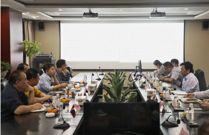 接下來，雙方深入討論了低氣味、低VOC密封條產(chǎn)品的開發(fā)，低動靜比耐老化減震材料開發(fā)，橡膠材料和金屬/塑料基材骨架的粘連性改善等技術(shù)難題，并與建新的技術(shù)團隊一同探討研究課題對實際生產(chǎn)技術(shù)的應(yīng)用和提升，為建新提供了更多科研支持。