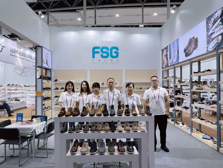 廣交會第134屆第三期于10月31日在廣州盛大開幕，吸引了眾多國內(nèi)外企業(yè)的積極參與。其中，千里行集團旗下的賽威鞋業(yè)有限公司在展會中展現(xiàn)出了強大的吸引力，其展位4.2G01-02 F47-49前人潮涌動。