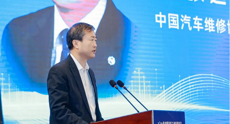 張延華也指出了發(fā)展機(jī)遇，特別是在電動(dòng)化和數(shù)字化汽車產(chǎn)業(yè)的發(fā)展趨勢(shì)下，汽車修補(bǔ)漆業(yè)務(wù)仍有空間。他提到了二手車整備作為修補(bǔ)漆業(yè)務(wù)的新興市場(chǎng)，以及汽車個(gè)性化美容改裝等領(lǐng)域的發(fā)展機(jī)遇。因此，抓住這些機(jī)會(huì)，挖掘市場(chǎng)潛力，進(jìn)行技術(shù)迭代和產(chǎn)品創(chuàng)新將有助于在競(jìng)爭(zhēng)激烈的市場(chǎng)中取得優(yōu)勢(shì)地位。