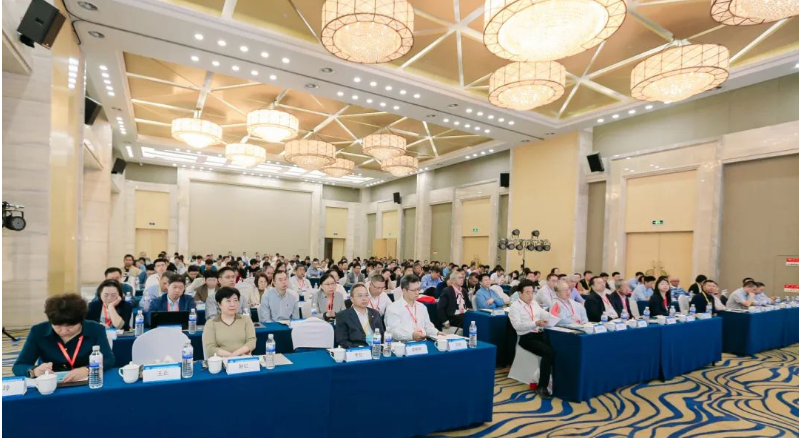 2023年合成橡膠行業(yè)發(fā)展大會(huì)暨專(zhuān)家委員會(huì)會(huì)議于2023年10月30日—11月1日在山東省青島市圓滿召開(kāi)，來(lái)自100余家企業(yè)的近200名代表參加此次會(huì)議。中國(guó)合成橡膠工業(yè)協(xié)會(huì)會(huì)長(zhǎng)梁愛(ài)民、名譽(yù)會(huì)長(zhǎng)胡杰、監(jiān)事長(zhǎng)齊潤(rùn)通，以及副會(huì)長(zhǎng)莊毅、龔光碧、姜朝陽(yáng)和秘書(shū)長(zhǎng)李迎等協(xié)會(huì)領(lǐng)導(dǎo)出席會(huì)議，李迎秘書(shū)長(zhǎng)主持了會(huì)議。  此次大會(huì)由上海期貨交易所聯(lián)合主辦，國(guó)家橡膠與輪胎工程技術(shù)研究中心、上海好運(yùn)物流有限公司、天津利安隆新材料股份有限公司等單位協(xié)辦。