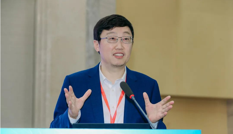 專(zhuān)家委員會(huì)會(huì)議由協(xié)會(huì)秘書(shū)長(zhǎng)李迎主持，專(zhuān)家委員會(huì)主任張立群院士對(duì)協(xié)會(huì)專(zhuān)家委員會(huì)的工作結(jié)構(gòu)和專(zhuān)家力量的協(xié)同作用給予高度評(píng)價(jià)，同時(shí)提出了關(guān)于產(chǎn)學(xué)研用深度融合以及合成橡膠行業(yè)高質(zhì)量發(fā)展方向的建議。