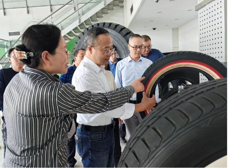 大會(huì)還組織了參會(huì)代表參觀賽輪青島智能工廠，了解了輪胎工廠的信息化智能化運(yùn)營(yíng)模式。這次會(huì)議為合成橡膠行業(yè)的發(fā)展提供了一個(gè)廣泛交流和學(xué)習(xí)的平臺(tái)，必將推動(dòng)行業(yè)的不斷發(fā)展和創(chuàng)新。