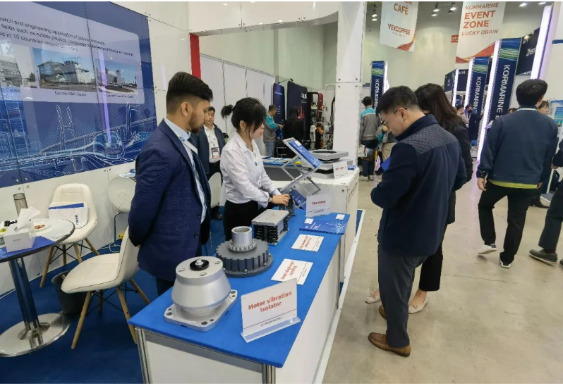 時代新材的項目團(tuán)隊在參展期間還積極學(xué)習(xí)了同行業(yè)的最新趨勢，深入其他展位參觀，以掌握軌道交通領(lǐng)域的前沿理念、先進(jìn)技術(shù)、創(chuàng)新成果、行業(yè)標(biāo)準(zhǔn)和動態(tài)，為滿足國際市場需求、解決客戶難題以及優(yōu)化平臺化服務(wù)提供了寶貴的借鑒。