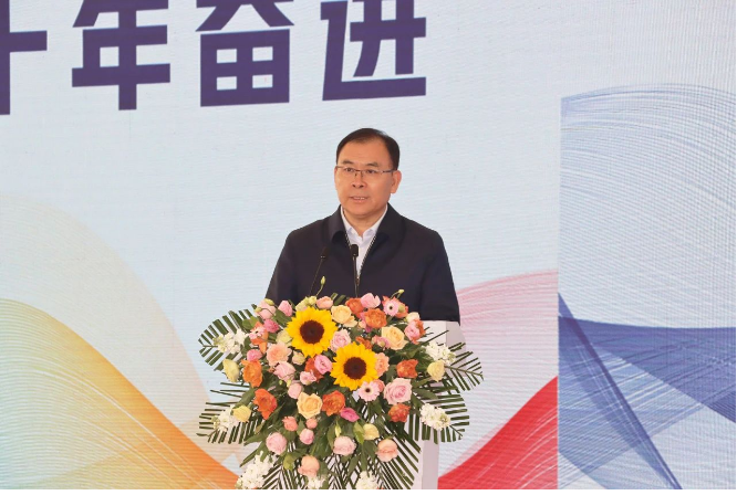 李慶華在發(fā)表致辭時指出：“卡博特旭陽投產(chǎn)以來的十年，是強強聯(lián)合、優(yōu)勢相生，創(chuàng)造合作典范的十年。卡博特旭陽不僅成長為區(qū)域經(jīng)濟發(fā)展的重要力量，還持續(xù)貢獻于社會發(fā)展，特別是相關(guān)環(huán)保指標處于炭黑行業(yè)全球領(lǐng)先水平?！? width=