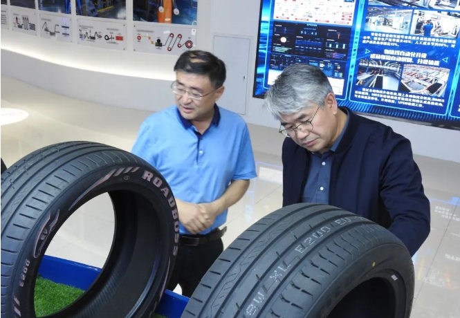 這次企業(yè)訪問活動為雙方提供了寶貴的機會，能夠更深入了解彼此，盧蕩教授表示，這次交流為他對華盛橡膠集團有了更全面的認識，希望未來能夠開展更深入的探討和合作。趙瑞青總經(jīng)理表示感謝，希望未來與輪學盟建立合作關(guān)系，實現(xiàn)互利共贏。